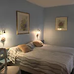 Hotel Paris Vesinet -ex Des 3 Marches 3*