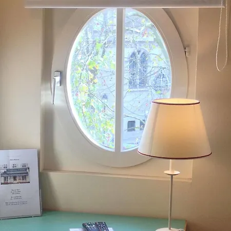 Hotel L'auberge Des 3 Marches Le Vésinet